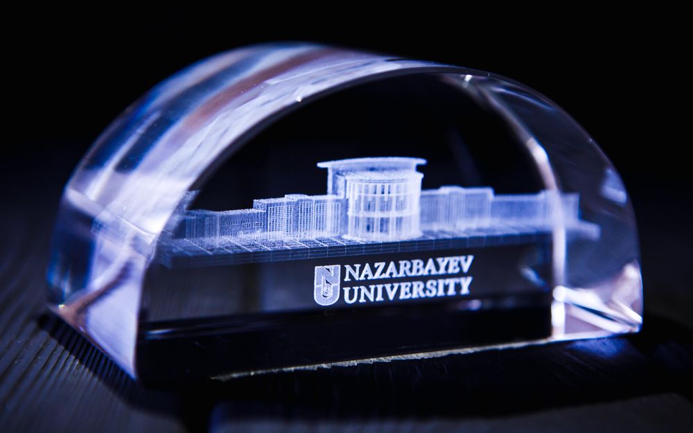 Кристалл с объёмным макетом здания Nazarbayev University