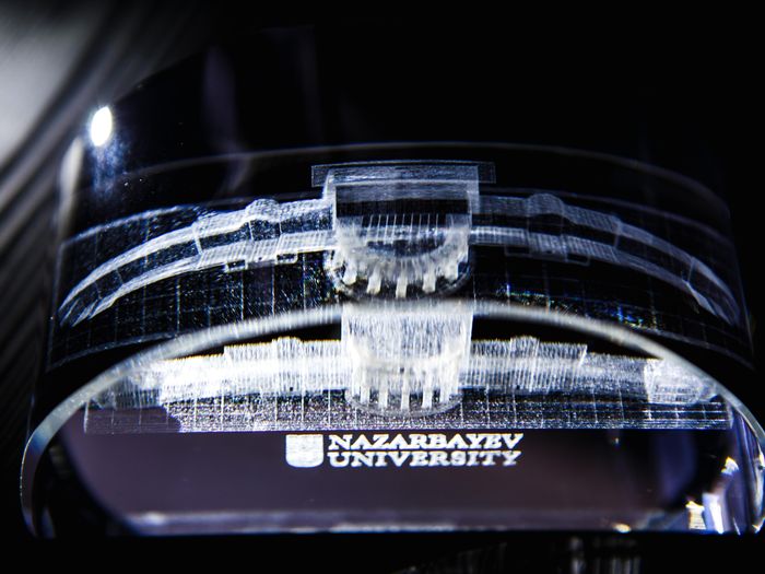 Кристалл Nazarbayev University крупным планом